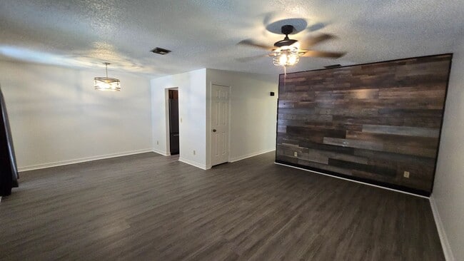 Building Photo - 2 Bed, 1.5 Bath private backyard
