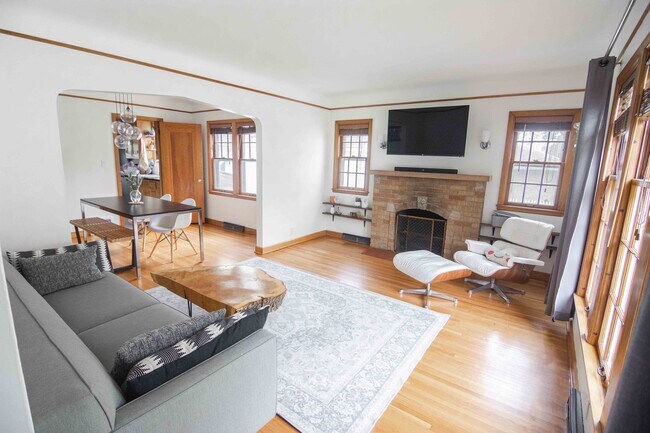view from main entry into living room - 4621 34th Ave S