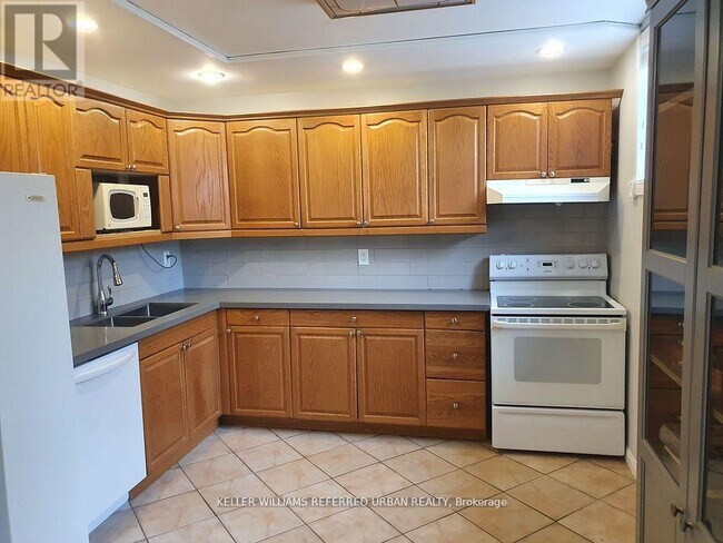 Building Photo - 3352 Ellengale Dr