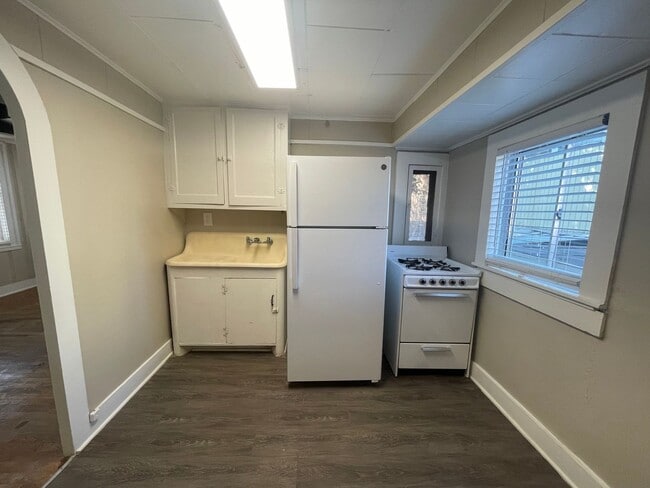 Foto del edificio - Simply the BEST! Adorable 1 Bedroom/1 Bath upstairs apartment home Located off Historic Camp Bowi...