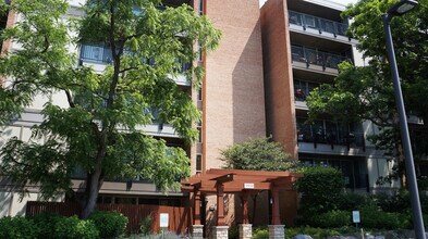 Building Photo - 5950 Oakwood Dr