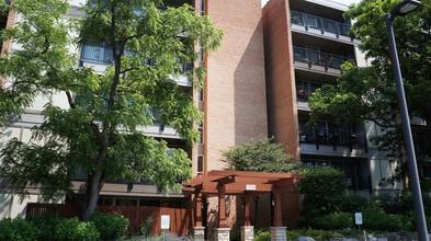 Building Photo - 5950 Oakwood Dr