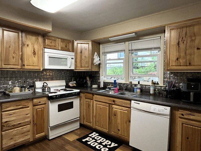 Foto del edificio - Charming Ranch Right Off W King Street!