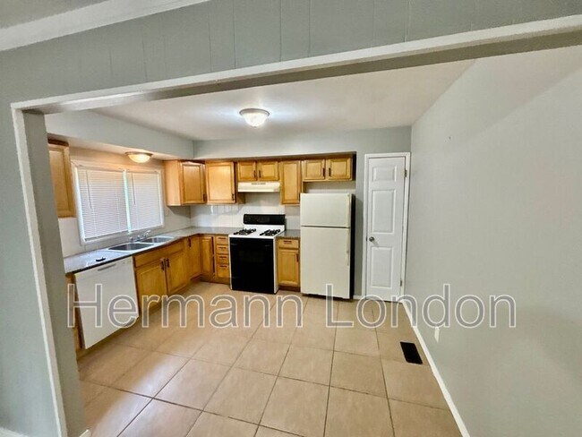Building Photo - 617 Science Hill Dr