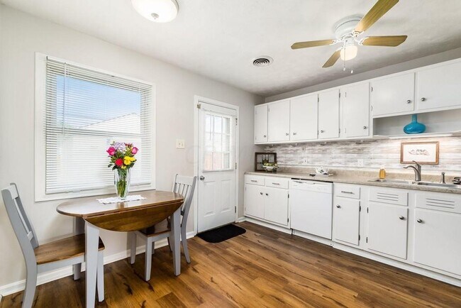 Kitchen - 3476 Valerie St