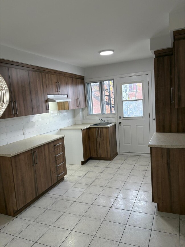 Photo du bâtiment - 11958 Av. Matte