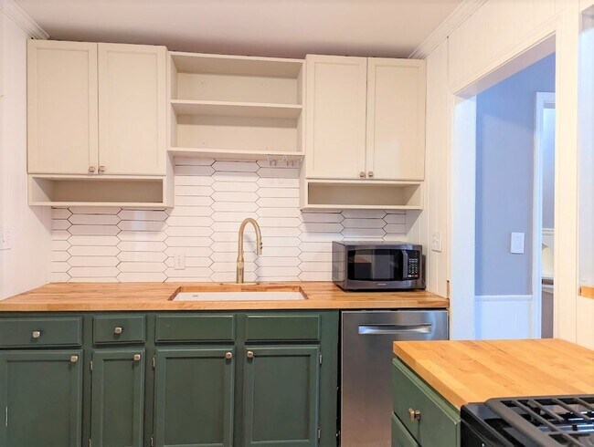 Foto del edificio - 2 Bed 1 Bath Plus Bonus Living/Office Cottage Style Home-The Village NW OKC