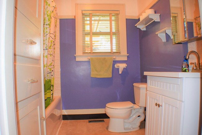 Building Photo - Clackamas River House MOVE-IN SPECIAL!