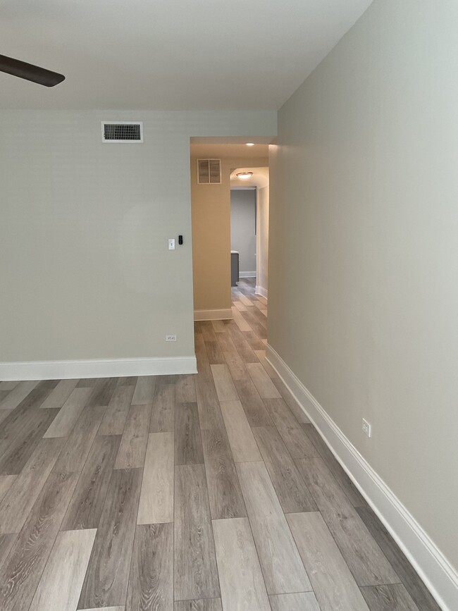 Hallway Living Room To Kitchen - 2858 W Shakespeare Ave