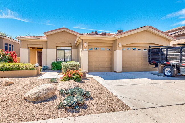 Building Photo - 2 BED 2 BATH HOME WITH DEN/OFFICE AND 3 CA...