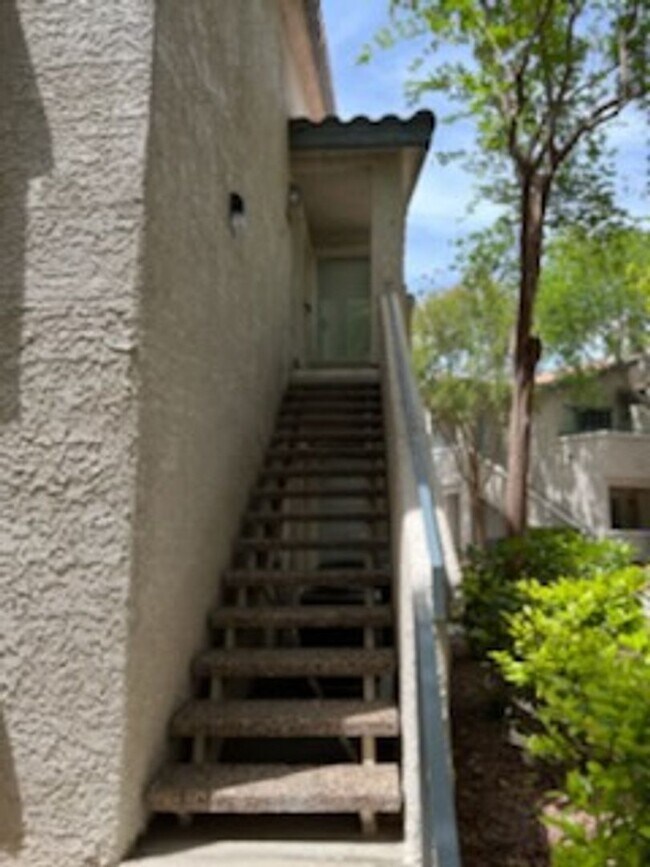 Building Photo - 1 Bedroom Condo Located in Canyon Willow!!
