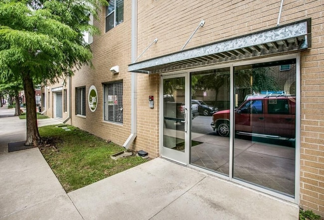 Building Photo - 3015 Bryan St