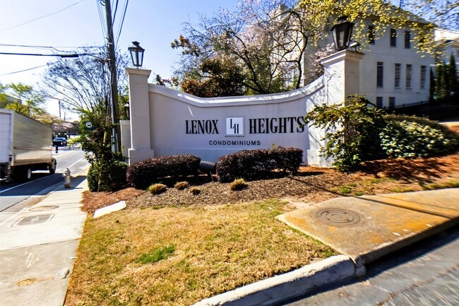 Building Photo - 3104 Pine Heights Dr NE