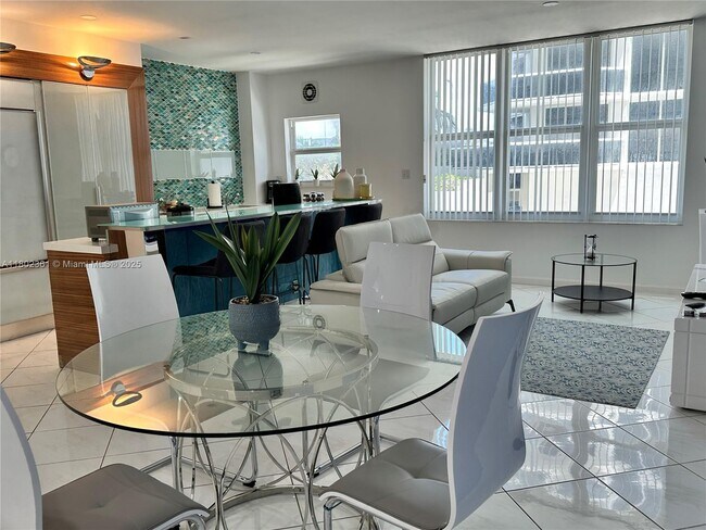 Building Photo - 4747 Collins Ave