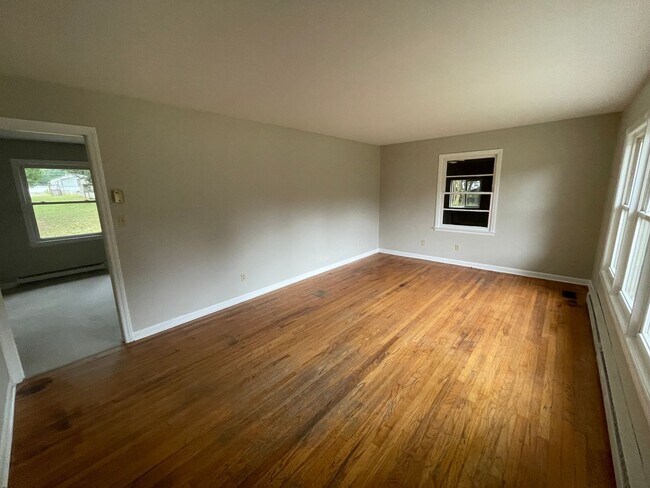 Building Photo - 3 bedroom 1.5 bathroom house with bonus room!    Large Yard!