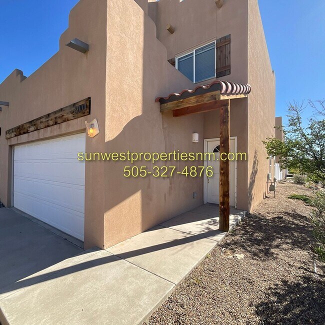 Foto del edificio - 3 Bedroom, 3 Bath, 2 Car Garage with Fenced Backyard Townhouse