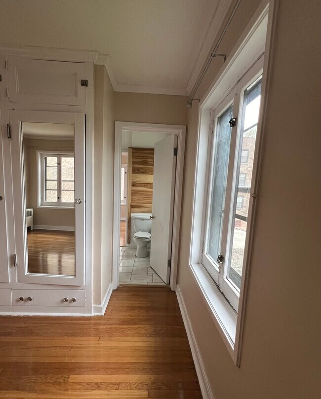 Foto del edificio - 2214 E 69th St