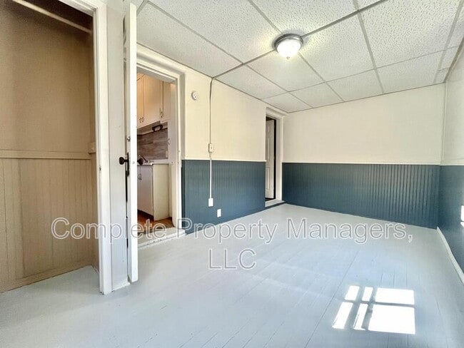 Foto del edificio - 325 E Washington St