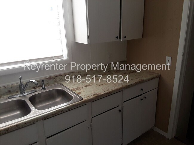 Foto del edificio - Spacious 4 Bedroom House