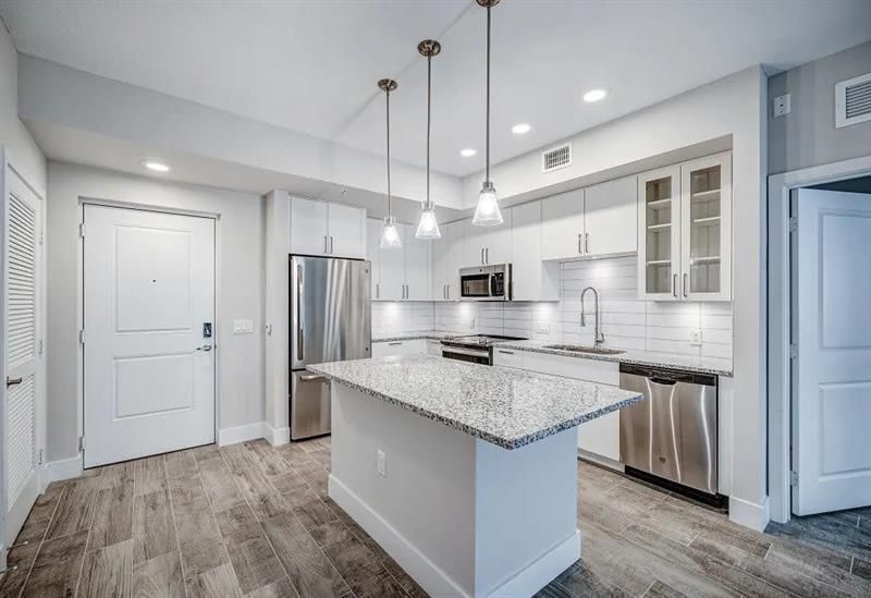 Foto principal - 20940 Uptown Avenue
