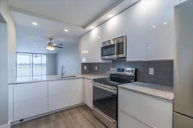 Foto del edificio - 113 Lake Emerald Dr