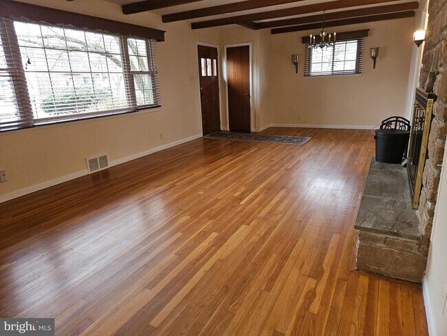 Foto del edificio - 56 Chapman Ave