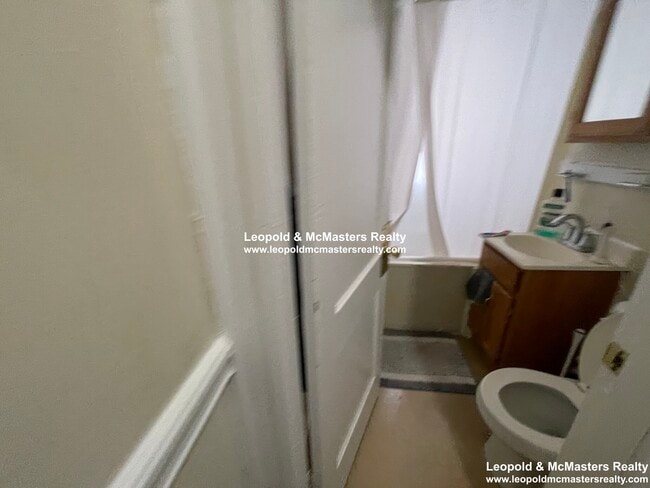 Building Photo - 197 Kelton St