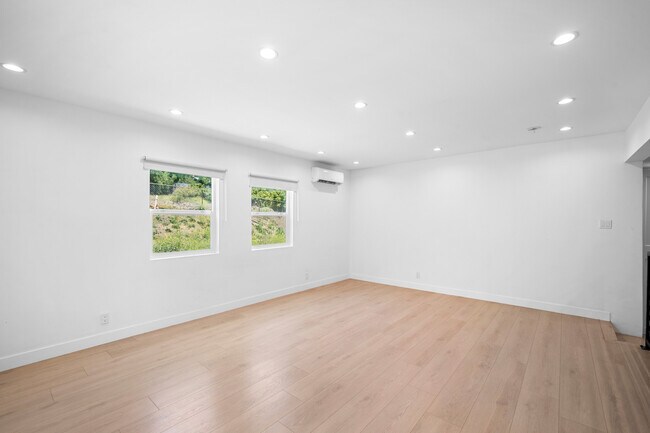 Foto del edificio - 10647 Tuxford St