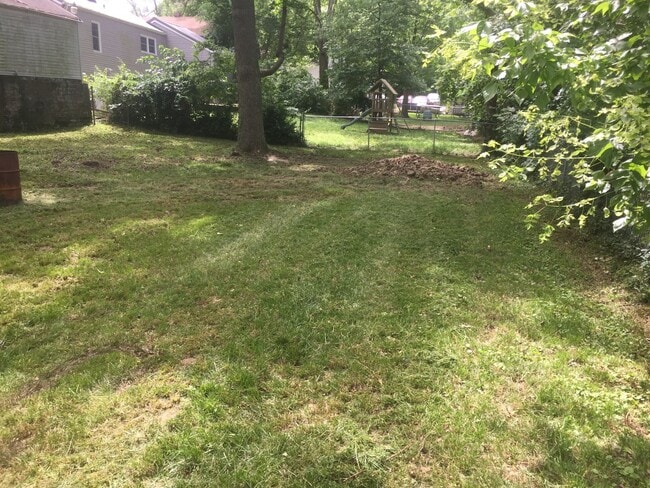 Building Photo - Private Backyard! - $490 Month / $1,000 Down