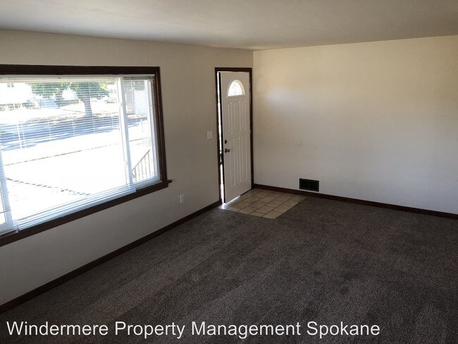 Building Photo - 3 br, 1.5 bath House - 208 E. Hoffman Ave