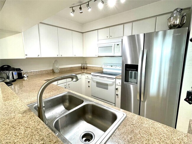 Building Photo - 2475 Brickell Ave