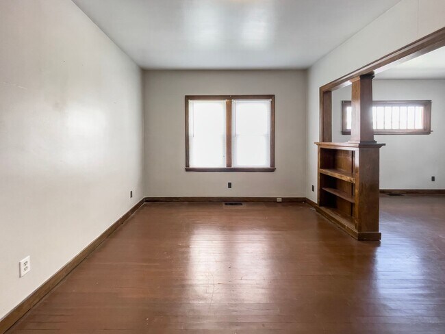 Building Photo - PRELEASING for AUGUST! Close to Campus: In...