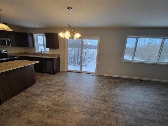 Foto del edificio - Modern 4-Bed Home with Open Layout, 3-Car ...