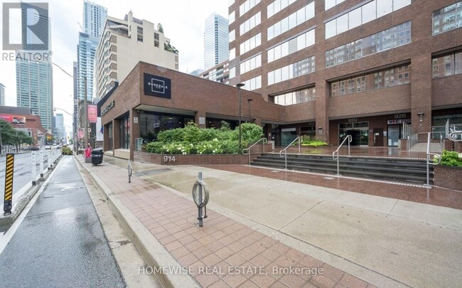 Building Photo - 914-1914 Yonge St