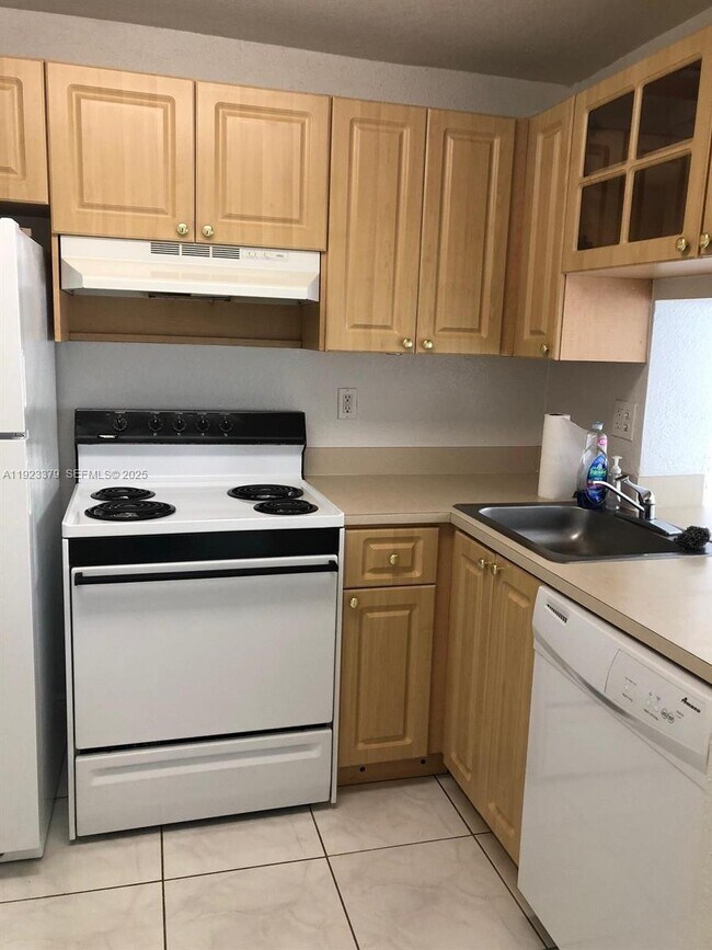 Building Photo - 9360 Fontainebleau Blvd