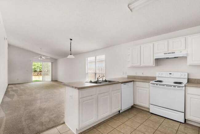 Foto del edificio - "Charming 3-Bedroom Home in Shalimar!"