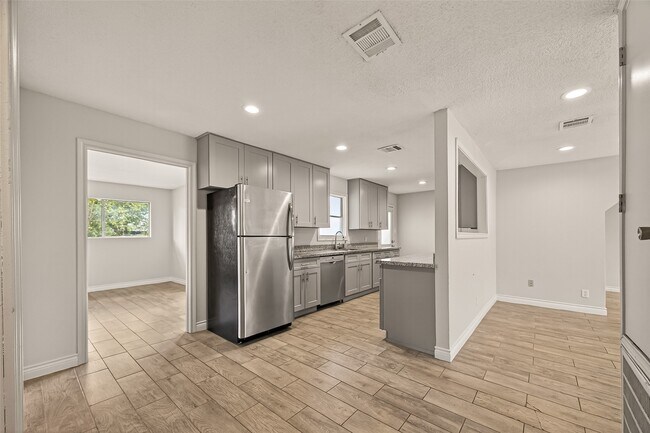 Building Photo - 3214 Longwood Dr