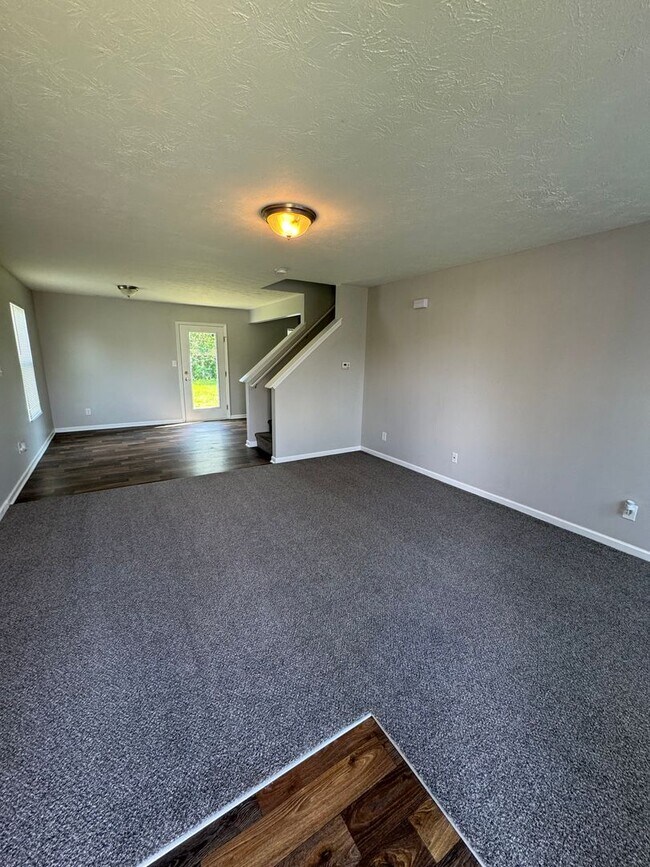 Foto del edificio - Columbus IN  - 3 BR home with loft