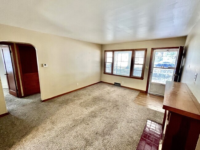 Living Room - 918 N Terrace Dr