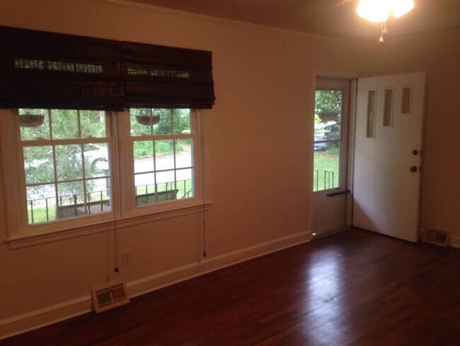 Foto del edificio - 3BR Normaltown Charmer