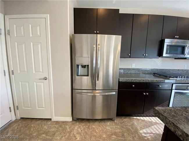 Building Photo - 8033 Ancient Oaks Ave