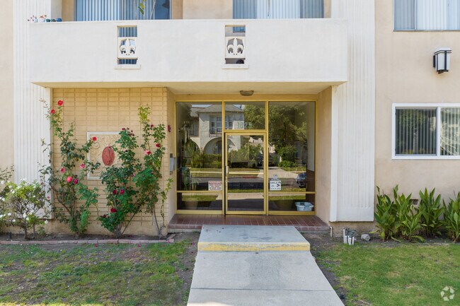 Entrada - 1025 S Holt Ave