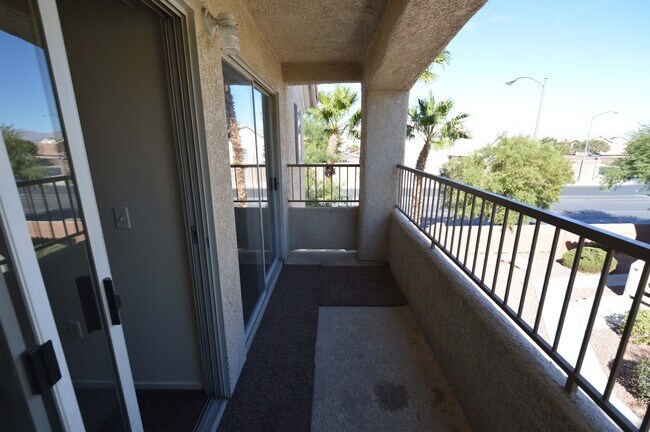 Foto del edificio - 2nd Floor Condo in a Gated Northeast Commu...