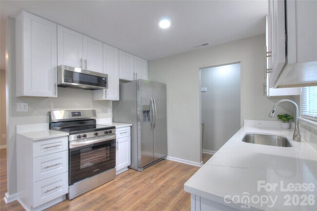 Foto del edificio - 700 Sharon Dr