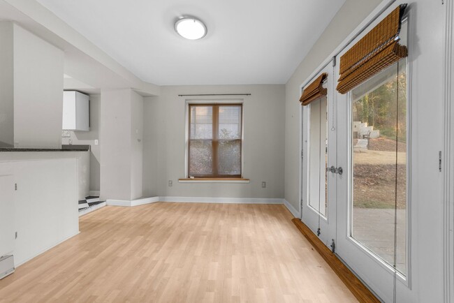 Building Photo - Charming 1 Bed, 1 Bath Duplex with Office/...