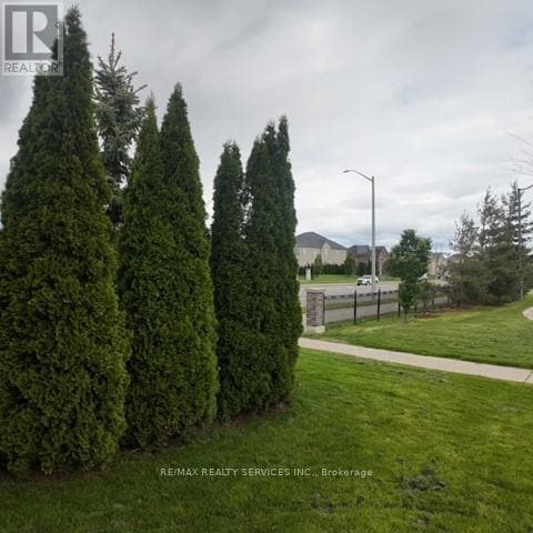 Building Photo - 28 Lavallee Cres