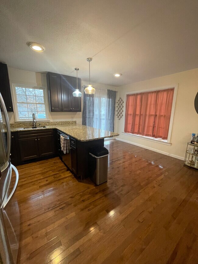 Cocina - 1009 E Grove Ave
