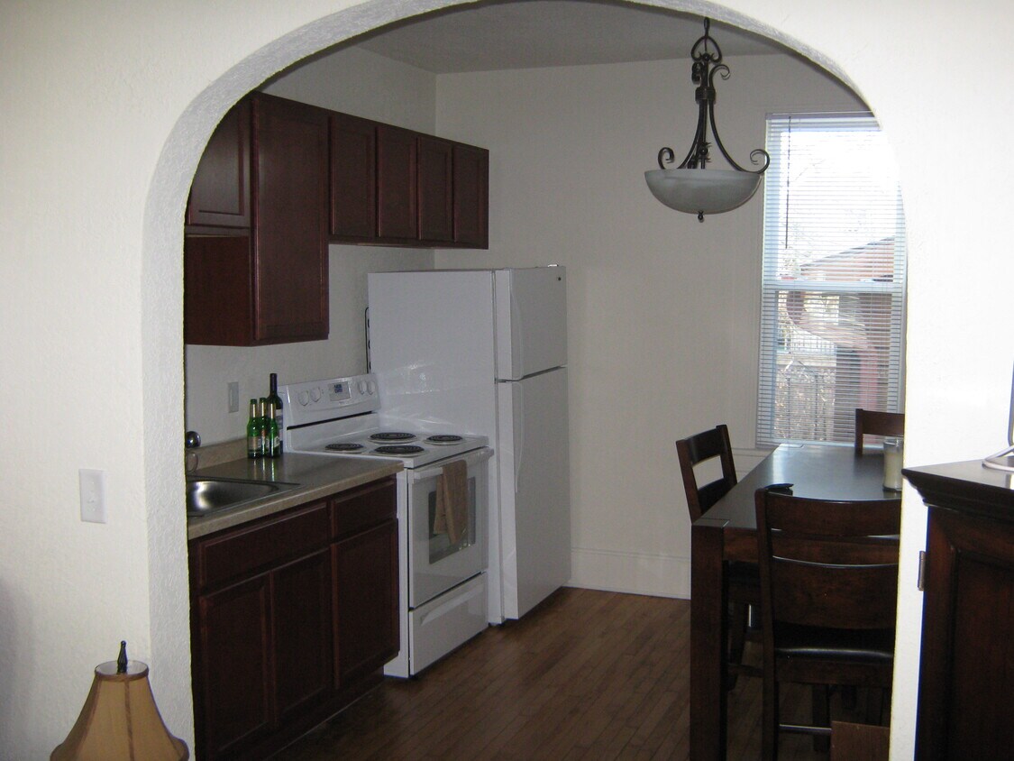 Kitchen - 1320 E Hamilton St