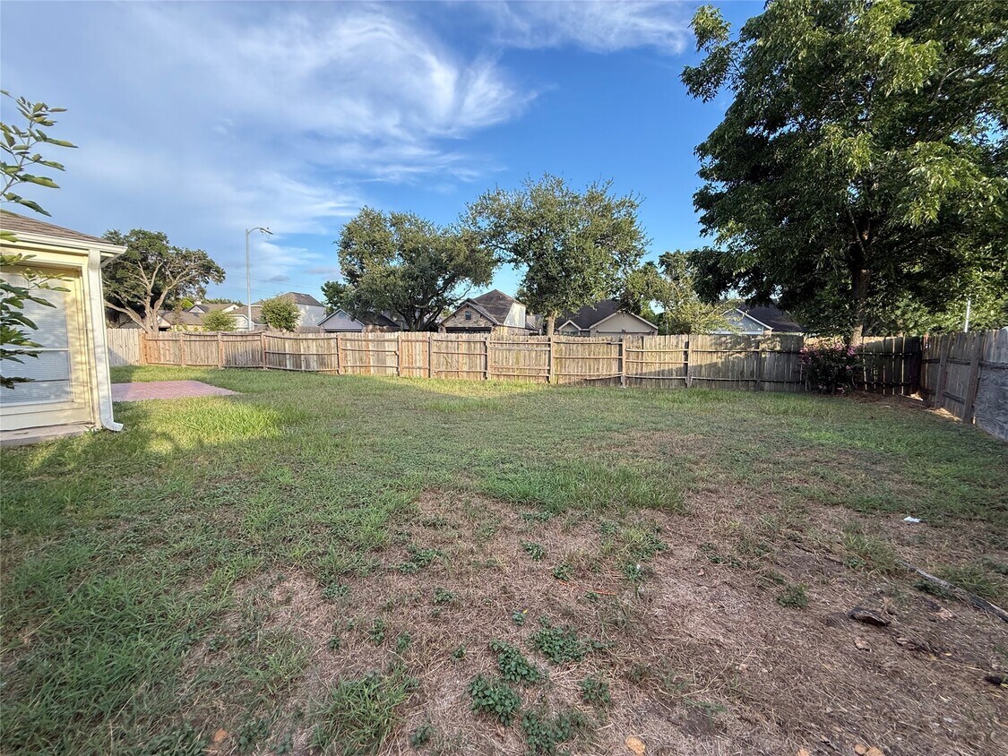 Foto del edificio - 9011 Ketchwood Dr