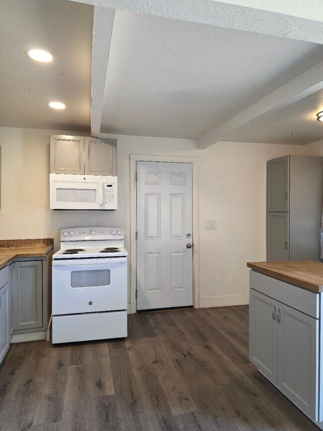 Foto del edificio - 1746 E 23rd St